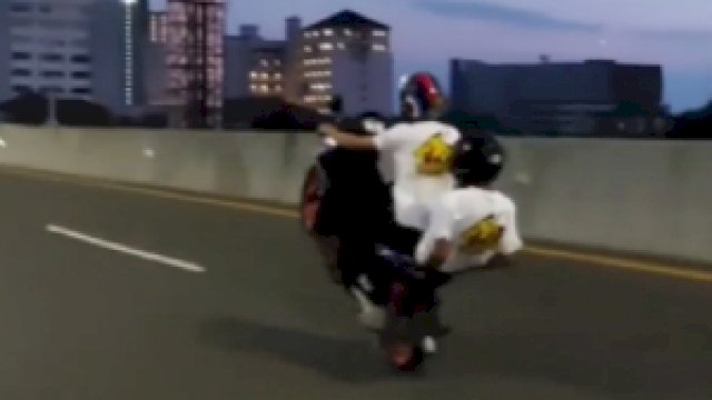 Polisi Buru Pemotor yang Beraksi Freestyle di Jalan Tol Layang Makassar