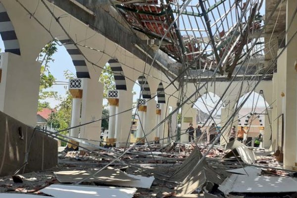 Atap Masjid Besar Nguter di Sukoharjo Ambrol, Diduga Kesalahan Konstruksi