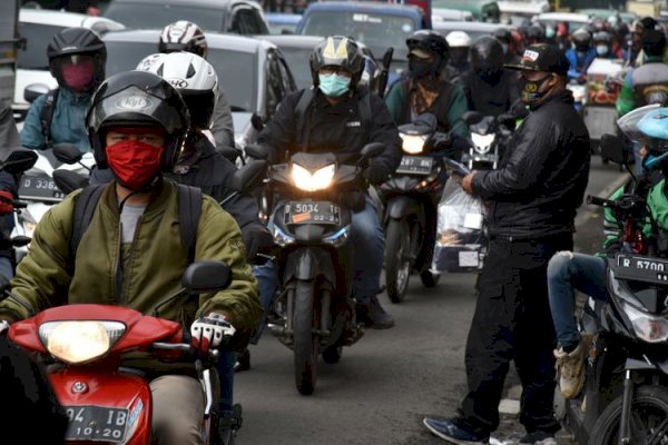 Catat! Ngobrol Sambil Berkendara di Jalan Dikenakan Sanksi Pidana dan Denda Rp750 Juta