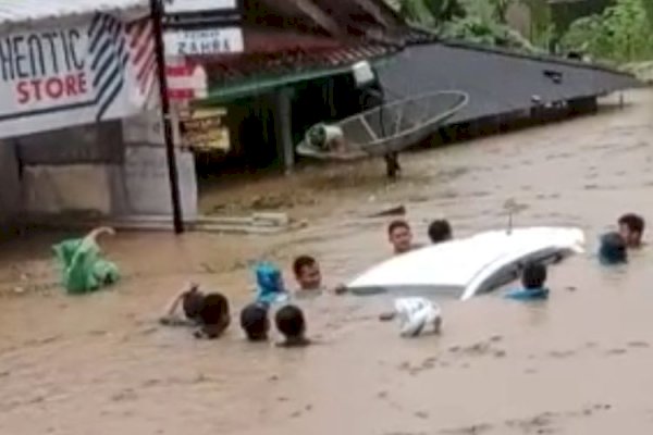 Rumah Warga di Garut Terseret Arus Banjir