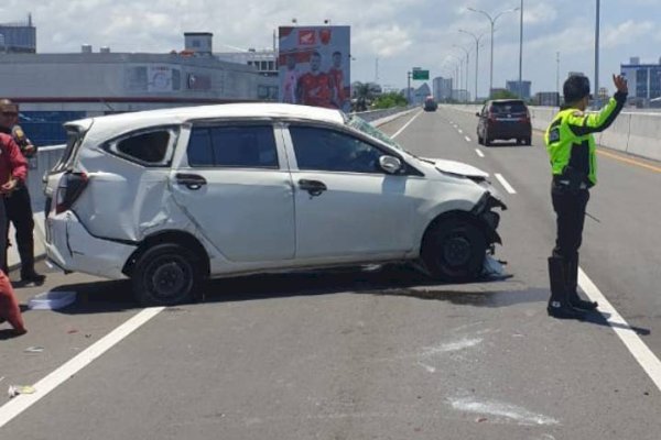 Ban Pecah, Mobil Pembawa Kue Terbalik di Jalan Tol Layang Pettarani Makassar