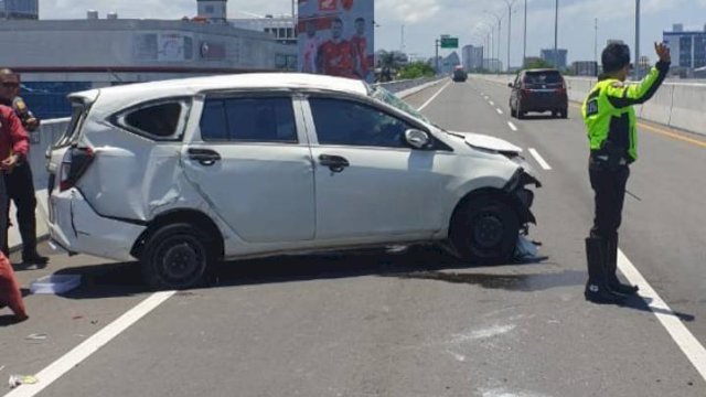 Ban Pecah, Mobil Pembawa Kue Terbalik di Jalan Tol Layang Pettarani Makassar