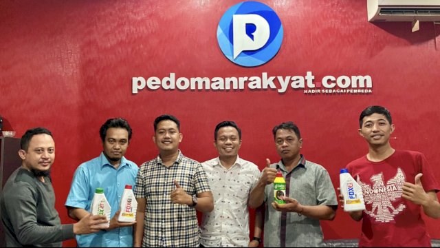 Dirut CV Tri Putra Pratama, Andi Aksa Sukry Putra (ketiga dari kiri), bersama rekannya berkunjung ke redaksi pedomanrakyat.com, pada Senin (18/10/2021). 