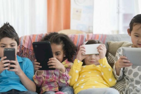 Ingat, Terlalu Lama Menatap Layar Smartphone Beresiko pada Anak