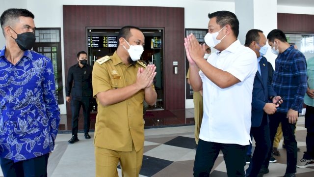Ketua DPW NasDem Sulsel sekaligus anggota DPR RI Rusdi Masse bersama Plt Gubernur Sulsel A Sudirman Sulaiman