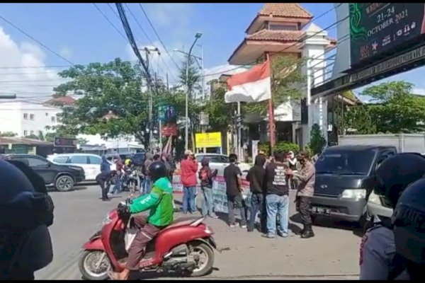 Dua Tahun Jokowi-Maruf Amin, Mahasiswa Blokir Jalan Batas Kota Makassar-Gowa