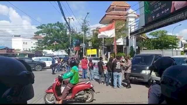 Dua Tahun Jokowi-Maruf Amin, Mahasiswa Blokir Jalan Batas Kota Makassar-Gowa