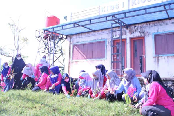 Rapat Rutin, PKK Takalar Tanam Bunga di Wisata Pantai Topejawa Sekaligus Canangkan Germas