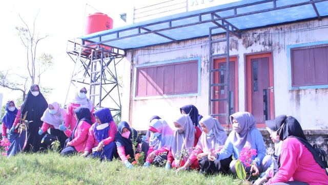 Rapat Rutin, PKK Takalar Tanam Bunga di Wisata Pantai Topejawa Sekaligus Canangkan Germas