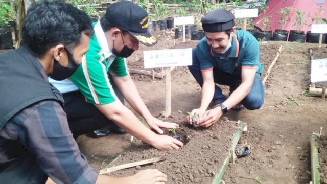 Manfaatkan Lahan Sempit, Wabup Takalar Tanam Perdana Bersama Komunitas Takalar Berkebun