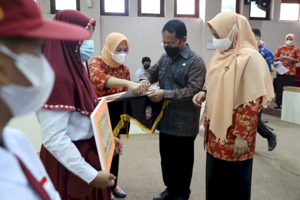 DWP Makassar Serahkan Bantuan Pendidikan Anak ASN yang Berprestasi