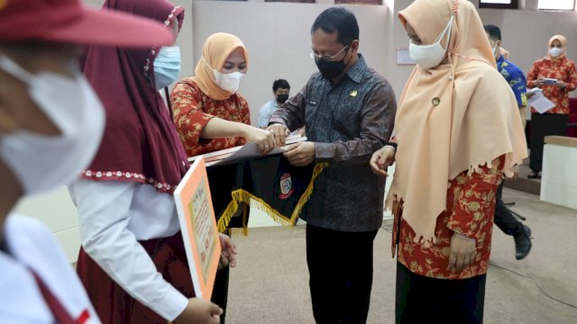 DWP Makassar Serahkan Bantuan Pendidikan Anak ASN yang Berprestasi