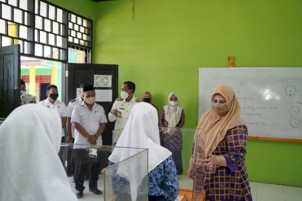 Ketua Tim PKK Luwu Hayarna Basmin Tinjau PTM Terbatas dan Bagikan Masker