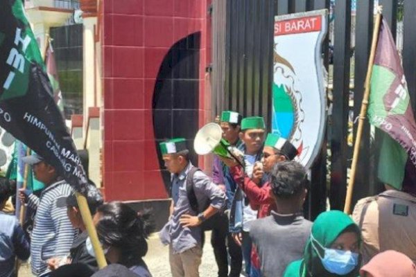 Puluhan OTK Serang HMI Cabang Mamuju Sulbar, Diduga Terkait Hutan Lindung