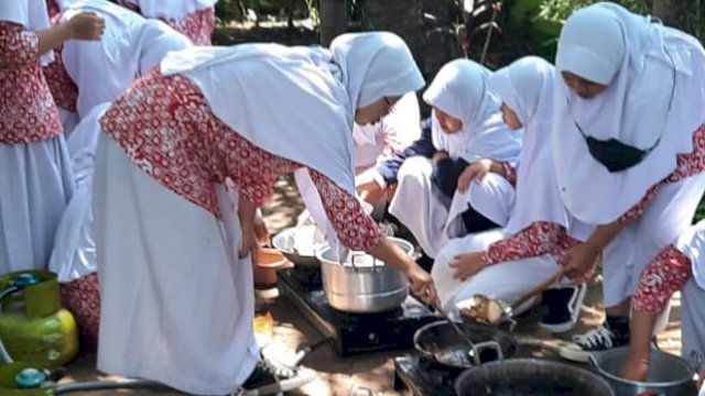 Makan Nasi Goreng, Sejumlah Santri Keracunan 