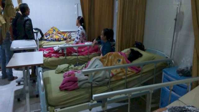 Warga Takalar Sulsel Ramai-ramai Dilarikan ke Rumah Sakit, Diduga Keracunan Usai Santap Nasi Kotak Takziah