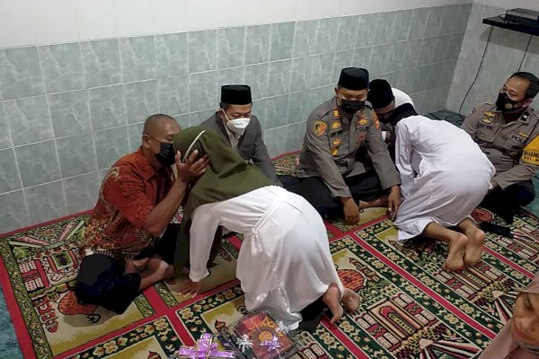 Cinta Menembus Ruang dan Waktu, Tahanan Kasus Penggelapan di Makassar Menikah di Polsek Ujung Pandang
