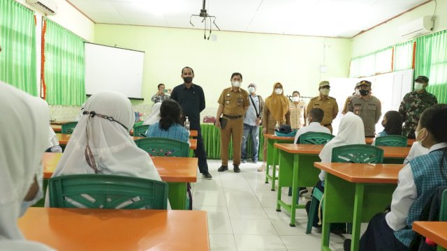 Ketua DPRD Makassar Rudianto Lallo meninjau pelaksanaan simulasi PTM se Makassar, hari ini