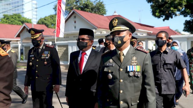 Hadiri Prosesi HUT TNI ke 76, Danny Pomanto: TNI Garda Terdepan Melawan Covid 19