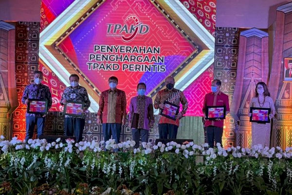 Raih Penghargaan TPKAD Award 2021, Pemkot Makassar Sinergi bersama Perbankan