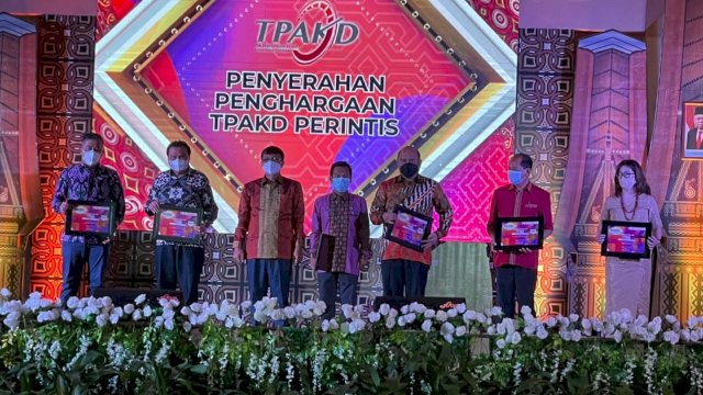 Raih Penghargaan TPKAD Award 2021, Pemkot Makassar Sinergi bersama Perbankan