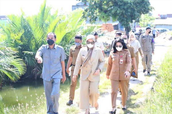 Kompaknya Fatmawati Rusdi dan Ketua DPRD Rudianto saat Berkeliling di Pulau Lakkang