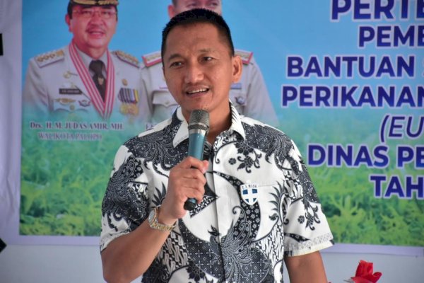 Wakili Walikota, FKJ Serahkan Peralatan untuk Pembudidaya Rumput Laut di Palopo