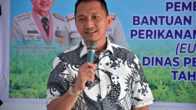 Wakili Walikota, FKJ Serahkan Peralatan untuk Pembudidaya Rumput Laut di Palopo