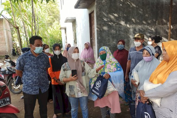 Kembali Berbagi, Legislator NasDem Andre Tanta Bantu Pemulung di Makassar