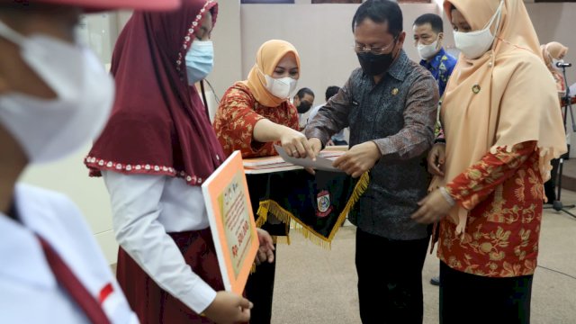 DWP Kota Makassar, Serahkan Bantuan Pendidikan Anak ASN Berprestasi