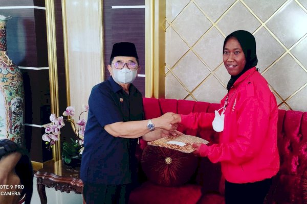 Walikota Palopo Judas Berikan Penghargaan Kepada Atlet PON Berprestasi