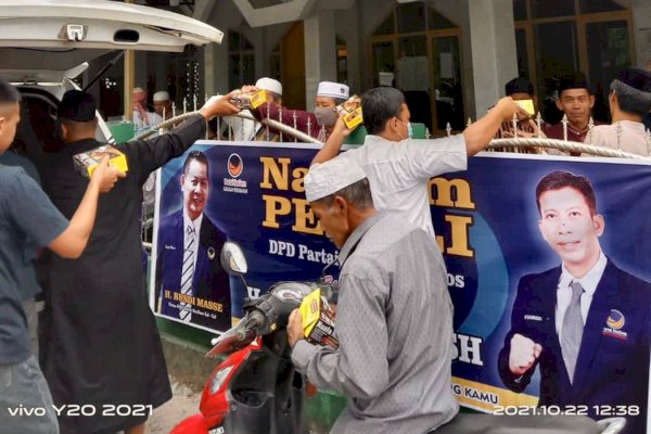 Lagi, Kader NasDem Maros Sahiruddin Bagi-bagi Makanan ke Warga Sehabis Sholat Jumat