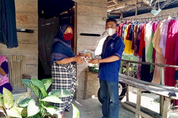 Datangi Rumah-rumah, Cara Kader NasDem Sinjai Bagi Sembako