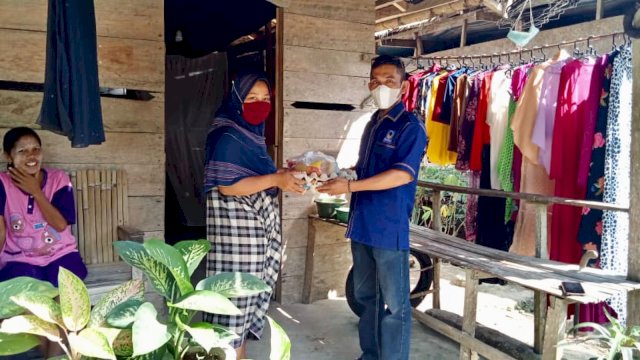 Datangi Rumah-rumah, Cara Kader NasDem Sinjai Bagi Sembako