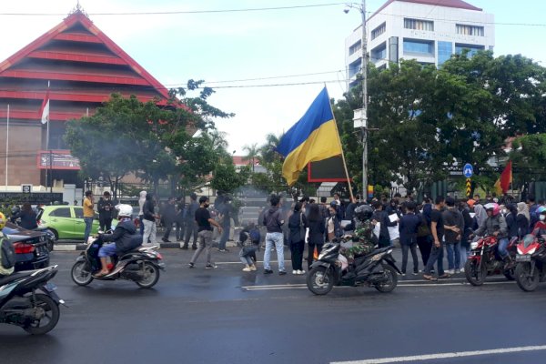 Peringati Hari Sumpah Pemuda, Mahasiswa Blokir Ruas Jalan di Makassar