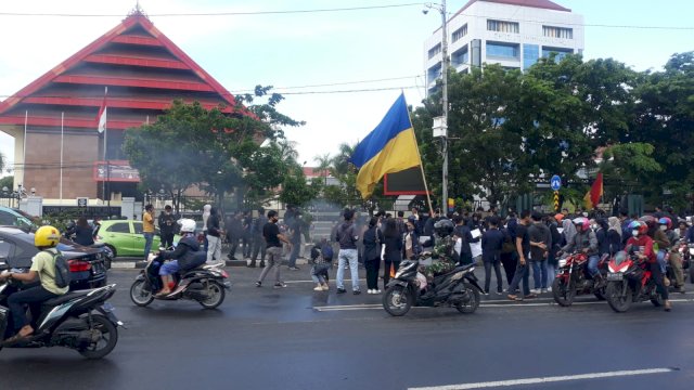 Peringati Hari Sumpah Pemuda, Mahasiswa Blokir Ruas Jalan di Makassar