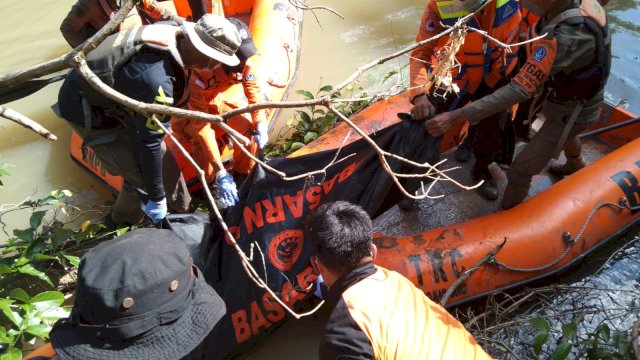 Tim Sar Gabungan, saat menemukan Lansia di Bone Sulsel yang Hilang di Hutan saat Mencari Kayu. Lansia dalam keadaan meningal dunia.