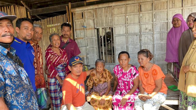 Ketua DPD NasDem Kabupaten Sidrap, Syamsumarlin bersama Ketua DPC Panca Lautang, dan Ketua DPRt Wanio saat turun langsung meninjau kondisi bangunan lansia yang ada di Desa Wanio.