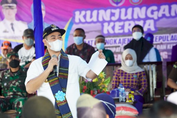 Bupati Pangkep Yusran Disambut Puluhan Kapal Nelayan