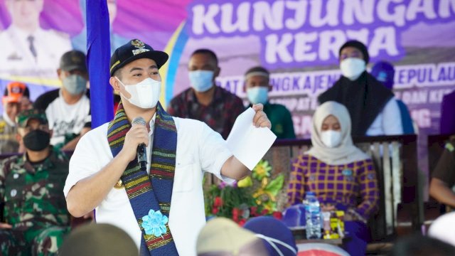 Bupati Pangkep Yusran Disambut Puluhan Kapal Nelayan