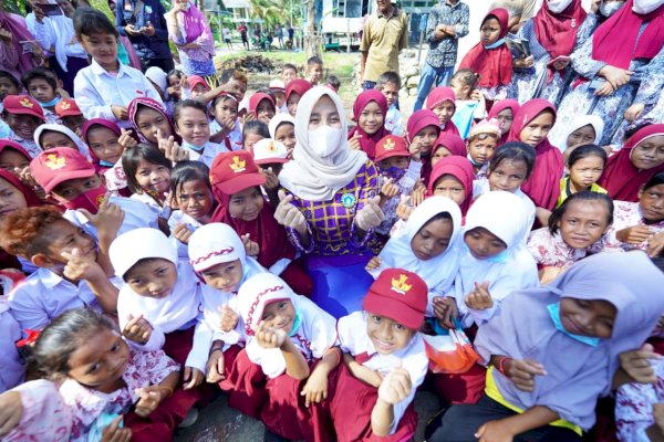 Kunker, Ketua TP PKK Pangkep Nurlita Bermain bersama Anak-Anak PAUD dan SD di Desa Dewakang