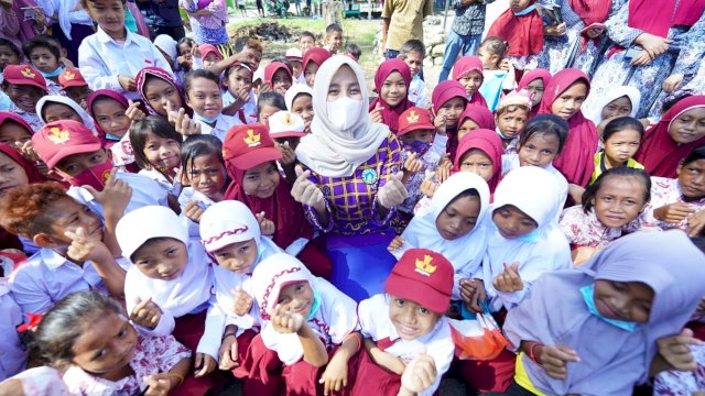 Kunker, Ketua TP PKK Pangkep Nurlita Bermain bersama Anak-Anak PAUD dan SD di Desa Dewakang