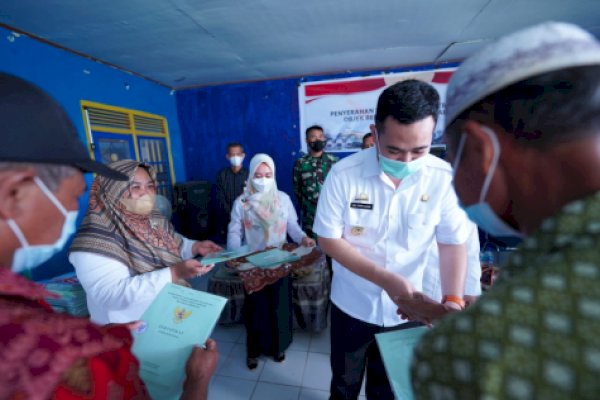 Bupati Yusran Berikan Sertifikat Tanah untuk Masyarakat Pangkep