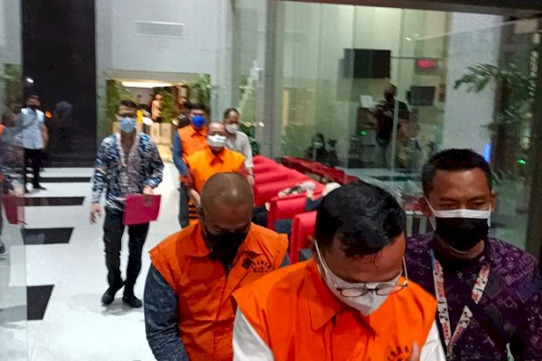 Jadi Tersangka Suap, 10 Anggota DPRD Kabupaten Muara Enim Tertunduk Lesu Ditahan KPK