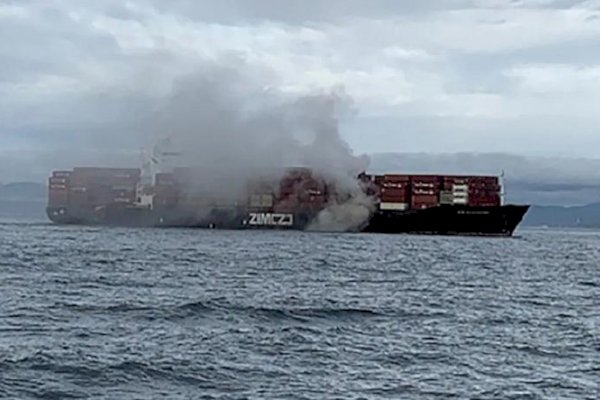 Waspada, Sebuah Kapal Kontainer Terbakar dan Keluarkan Gas Beracun di Laut Pasifik