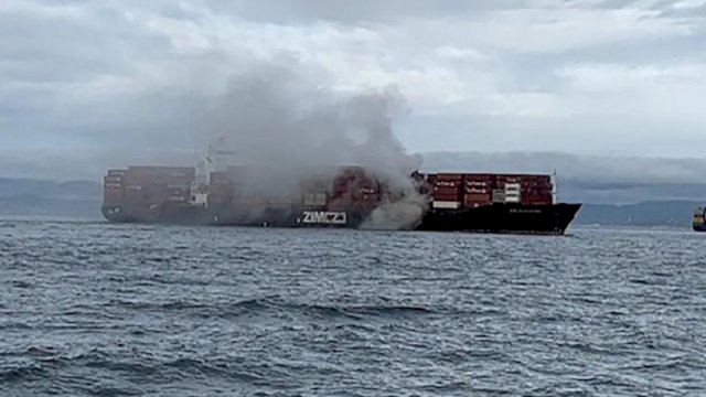 Waspada, Sebuah Kapal Kontainer Terbakar dan Keluarkan Gas Beracun di Laut Pasifik
