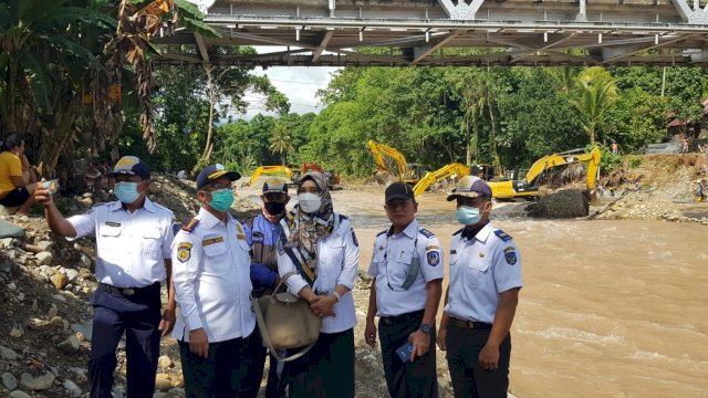 MRLL Atasi Kemacetan di Jembatan Miring Palopo Sulsel