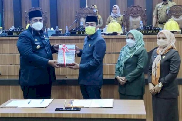 Bupati Maros Serahkan Rancangan APBD 2022