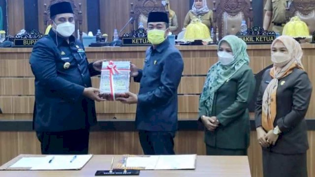 Bupati Maros Serahkan Rancangan APBD 2022