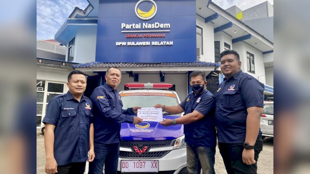 Serahkan Ambulans ke DPD NasDem Luwu Utara, Rusdi Masse: Layani Masyarakat hingga ke Pelosok